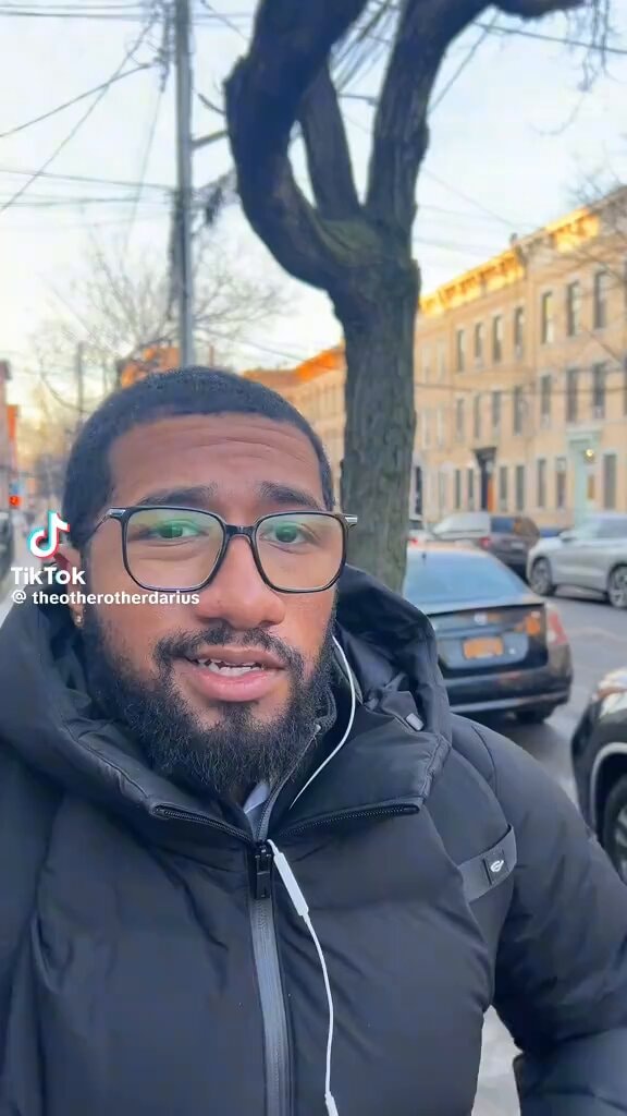 Un hombre al aire libre en un fotograma vertical de video social