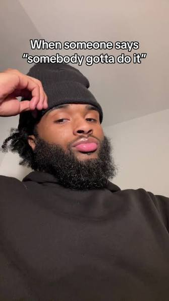 Un hombre recostado reaccionando a la frase «somebody gotta do it»